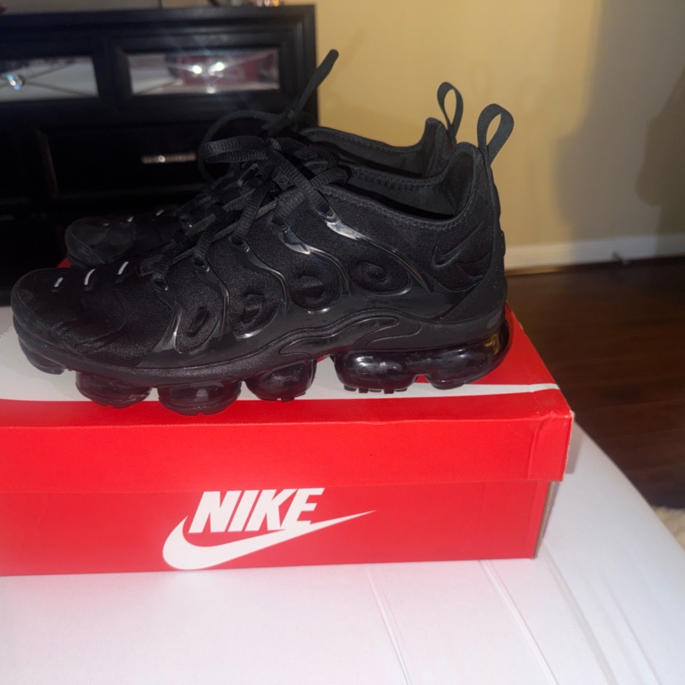 Black Nike AIR VAPORMAX PLUS